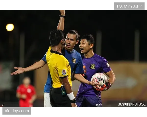 场内犯规和场外犯规区别有多大？裁判判罚逻辑详解