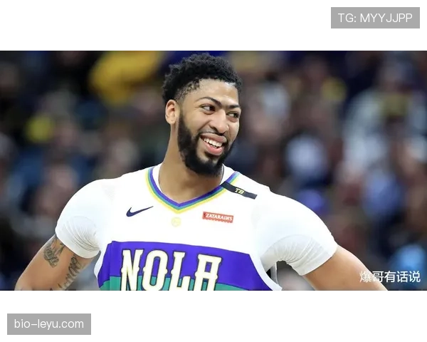 安东尼·戴维斯赛场像巨人，下了场拎着塑料袋回家那画面把人笑懵了