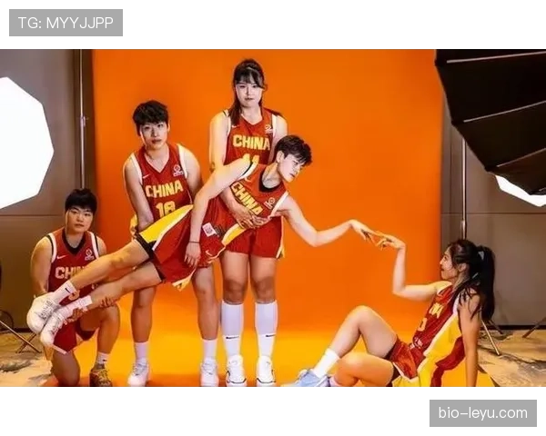 李月汝训练完偷偷吃炸鸡被拍，这自律人设差点绷不住